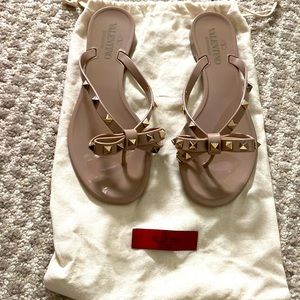 Valentino Rock Stud vinyl flip flops - beige